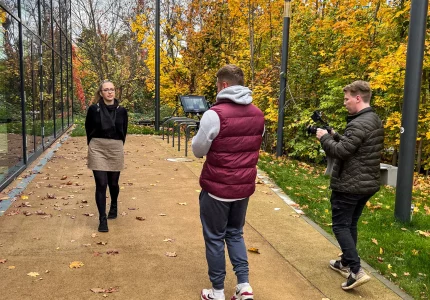 Kamerateam am Set einer professionellen Filmproduktion